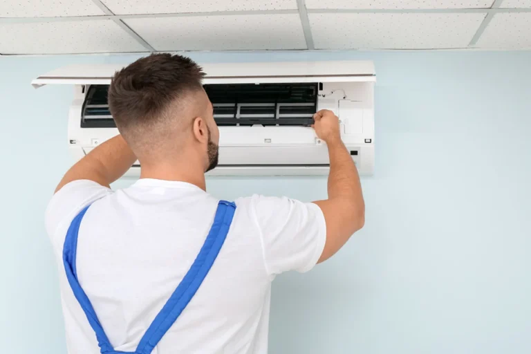 Split klima montajı sırasında iç ünitenin duvara sabitlendiği teknik uygulama
